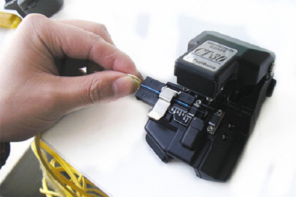 cắt sợi quang bằng máy