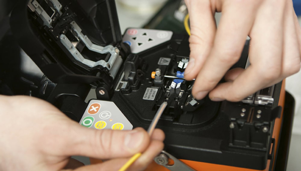 đặt sợi quang vào khay hàn