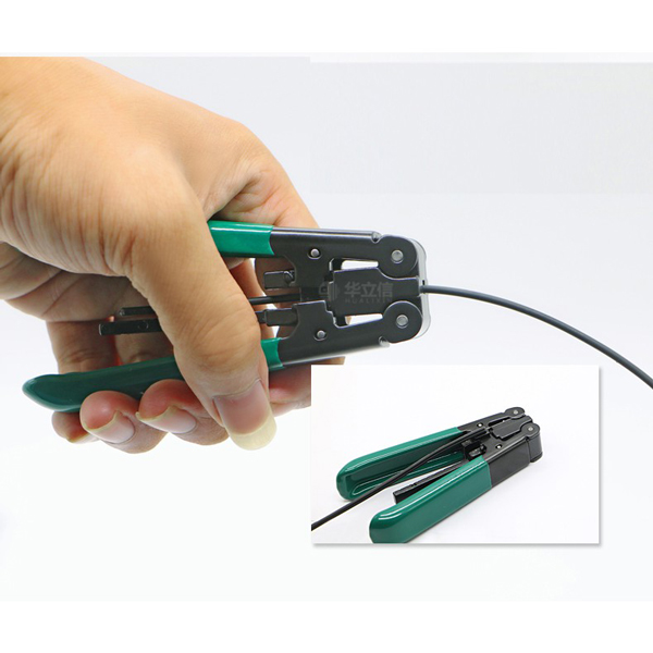 Bấm lớp vỏ sợi quang khoảng 5cm