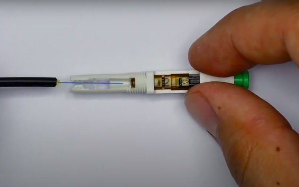 Đặt sợi quang vào đường rãnh