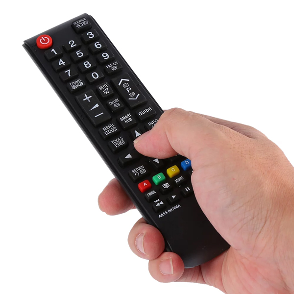 Người dùng bật tivi và nhấn nút Home trên remote.