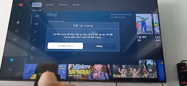 Người dùng chọn lệnh Cài đặt mạng, sau đó nhấn OK trên remote.