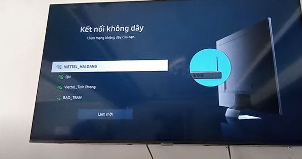Người dùng chọn mạng Wifi để kết nối rồi nhấn phím OK trên remote.