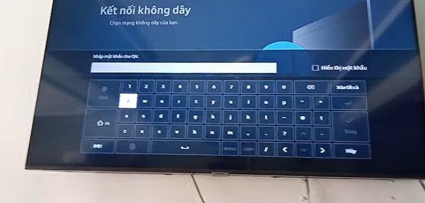 Người dùng di chuyển các phím mũi tên để nhập mật khẩu Wifi, có thể chọn Hiển thị mật khẩu để kiểm tra lại.