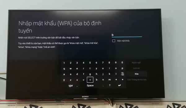 Người dùng bấm OK để hiện bàn phím, sau đó dùng các phím mũi tên để di chuyển và chọn ký tự.