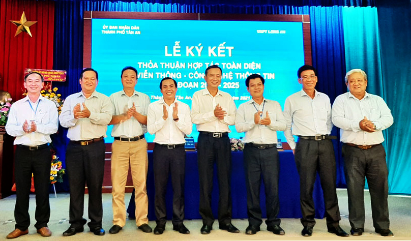 VNPT signs a cooperation agreement with Tan An city and the opening of the People's Reflection System