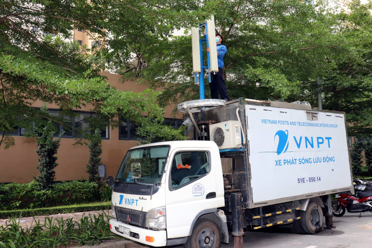 VNPT tiếp tục thi công lắp đặt mạng thiết bị cho Bệnh viện dã chiến TP. Thủ Đức