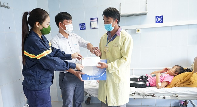 VNPT presents Mid-Autumn Festival gifts to children at Lai Chau General Hospital