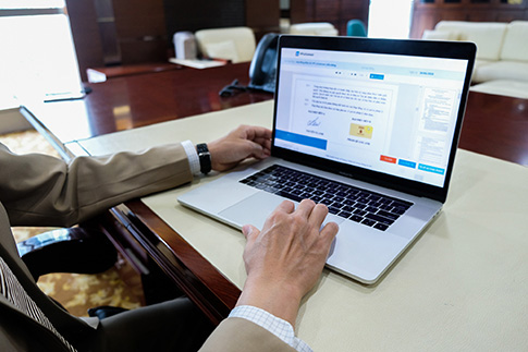 Với giao dịch tự động, máy tính sẽ tổng hợp dữ liệu và hiển thị thông tin 