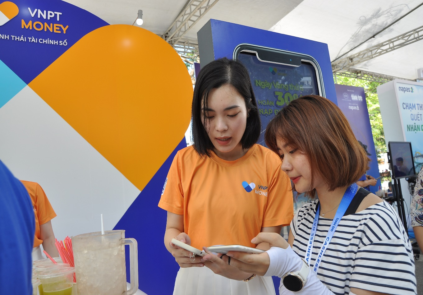 VNPT Money kicks off cross-Vietnam journey with Cashless Bus 2022