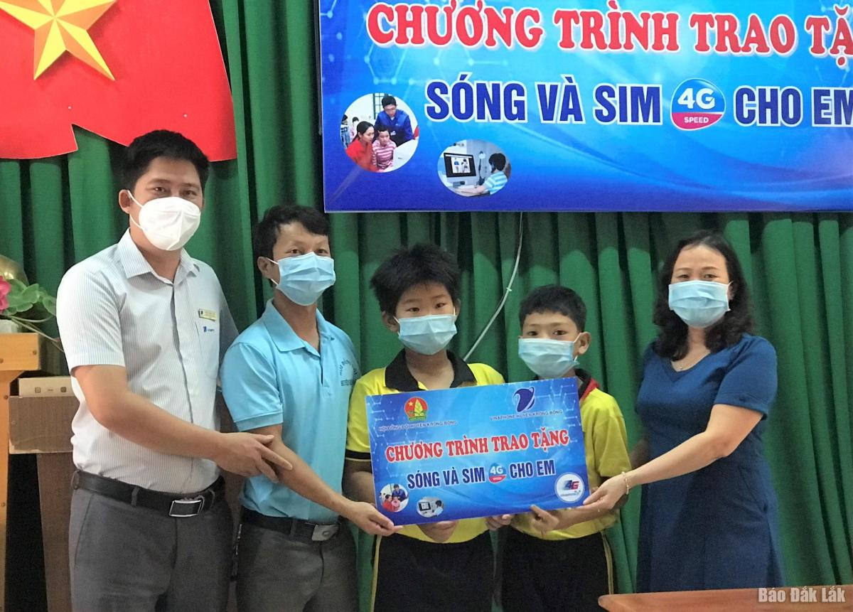 VNPT trao tặng sim 4G cho học sinh có hoàn cảnh khó khăn tại huyện Krông Bông