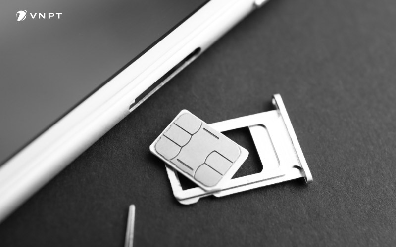 Bạn có thể xác định iPhone 11 có eSIM không qua khe sim của máy