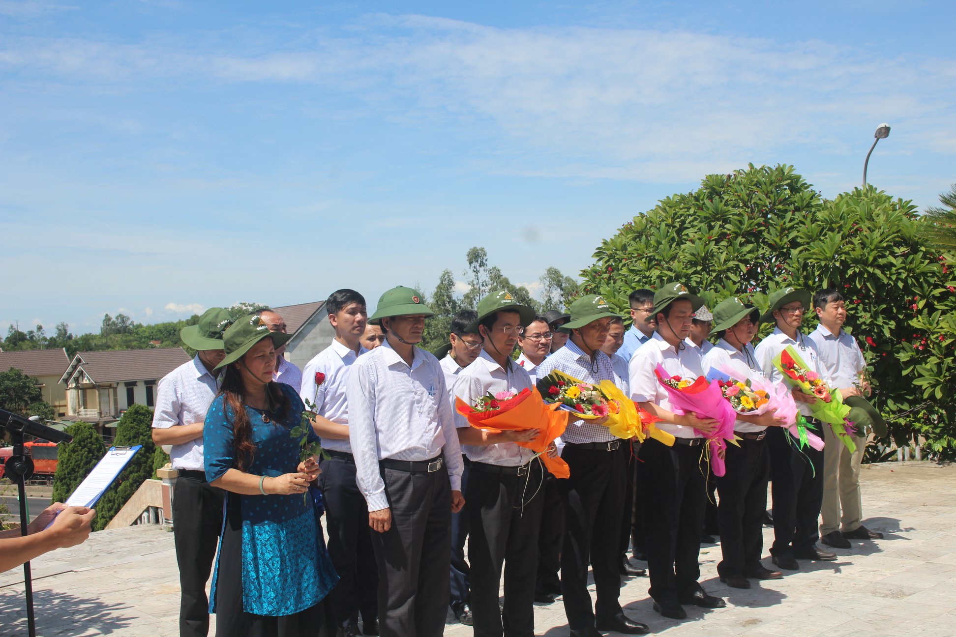 Lãnh đạo Tập đoàn VNPT thắp hương tri ân các anh hùng liệt sĩ tại Quảng Trị