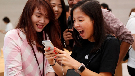 nhóm người xem điện thoại