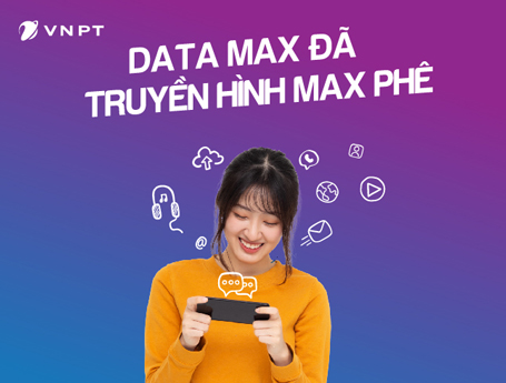 cô gái xem điện thoại