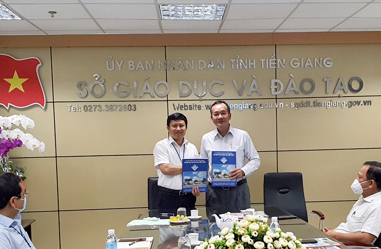 VNPT hợp tác Chuyển đổi số và trao tặng tài trợ cho ngành GD-ĐT ở Tiền Giang