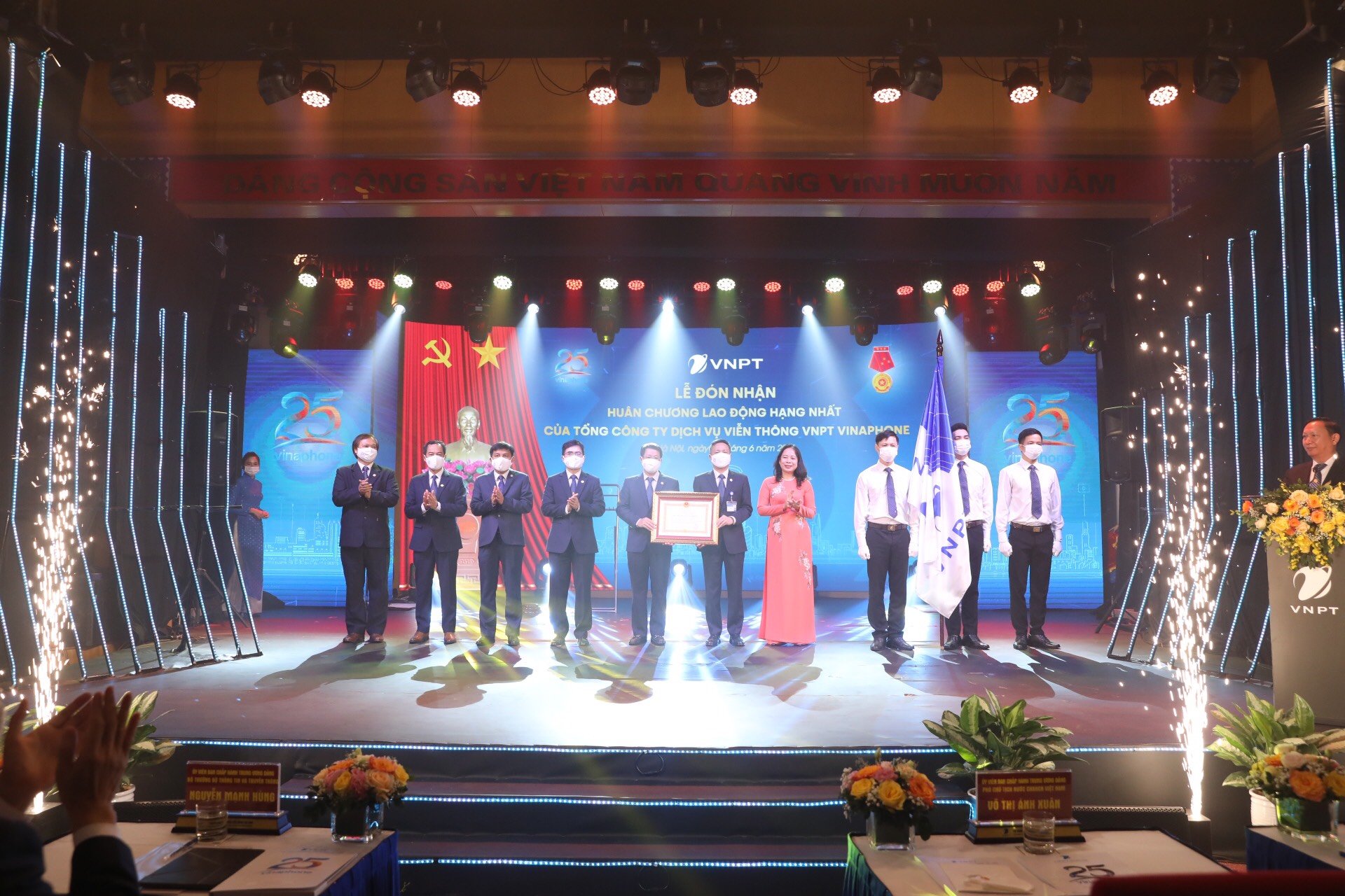 Tổng Công ty Dịch vụ Viễn thông đón nhận huân chương lao động hạng nhất và kỷ niệm 25 năm mạng di động VinaPhone