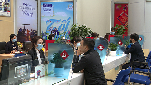 Bạn có thể đến quầy giao dịch ngân hàng và nhờ nhân viên ở đây nạp tiền vào ví VNPT Pay cho mình