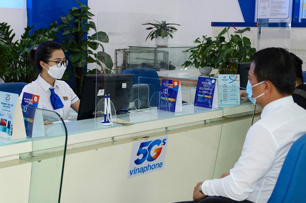 nhân viên tư vấn tại văn phòng giao dịch