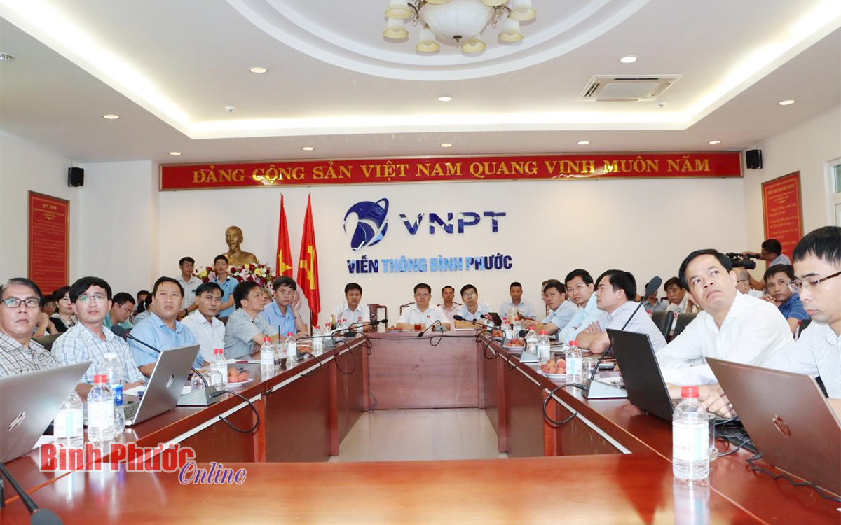 Test-running VNPT-developed Binh Phuoc province’s natural resources and environment software