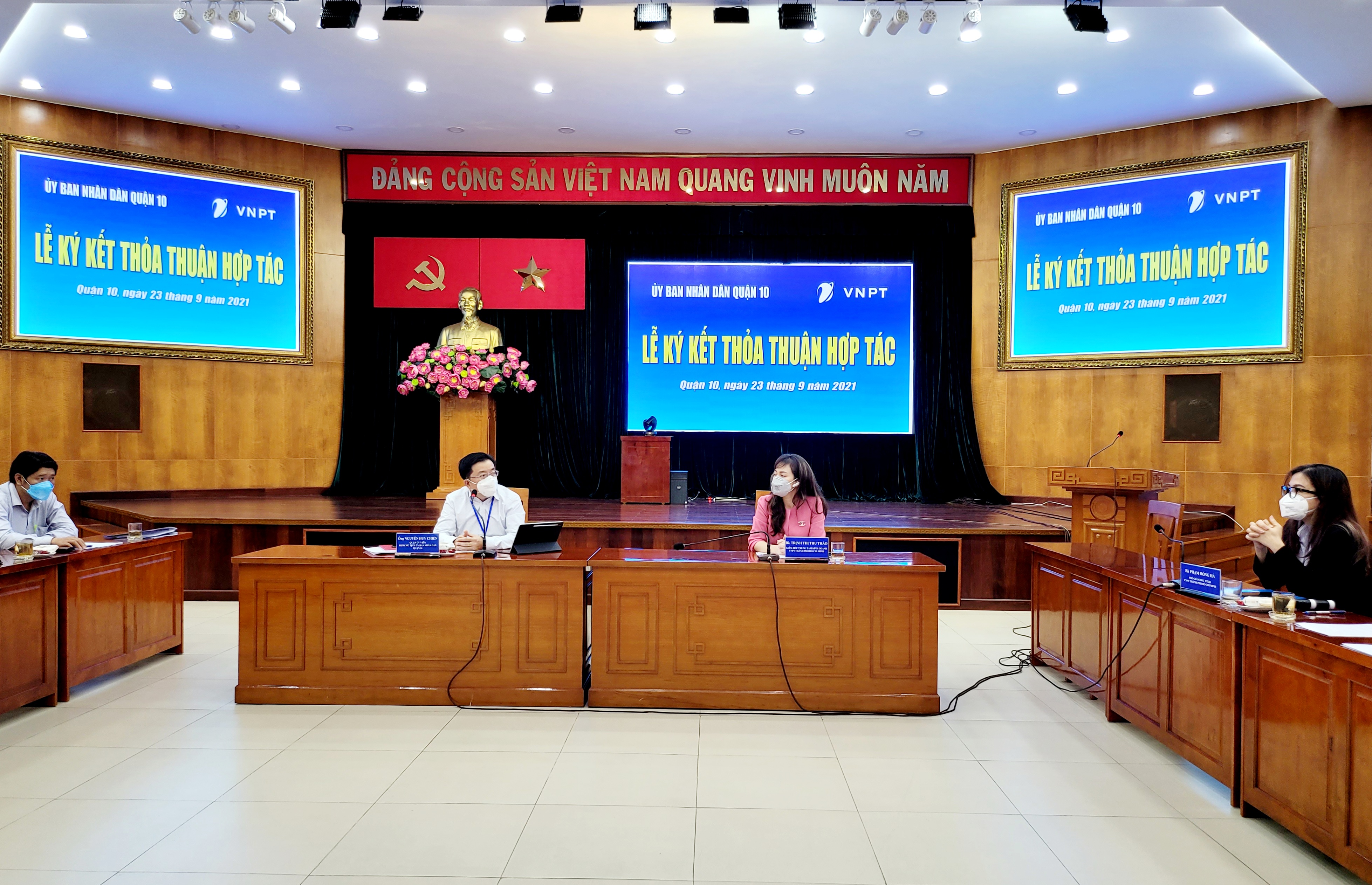 VNPT signs a cooperation agreement on digital transformation with the People's Committee of District 10, Ho Chi Minh City