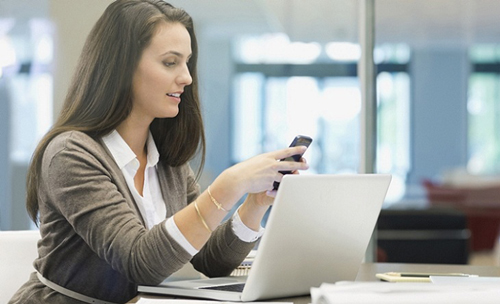 cô gái ngồi xem điện thoại