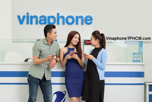 3 người đang đứng trò chuyện