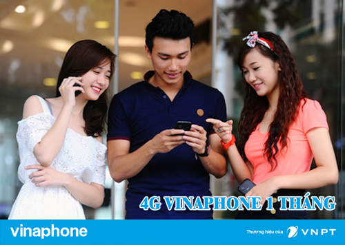 3 người đứng xem chung 1 chiếc điện thoại