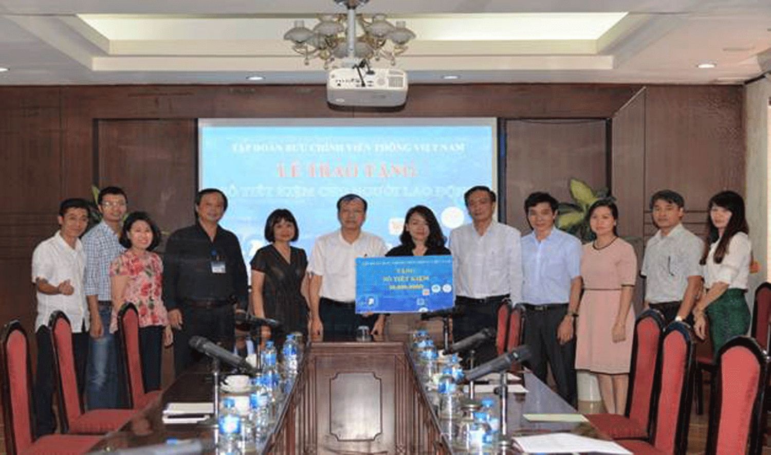 VNPT trao tặng sổ tiết kiệm cho lao động có hoàn cảnh đặc biệt khó khăn