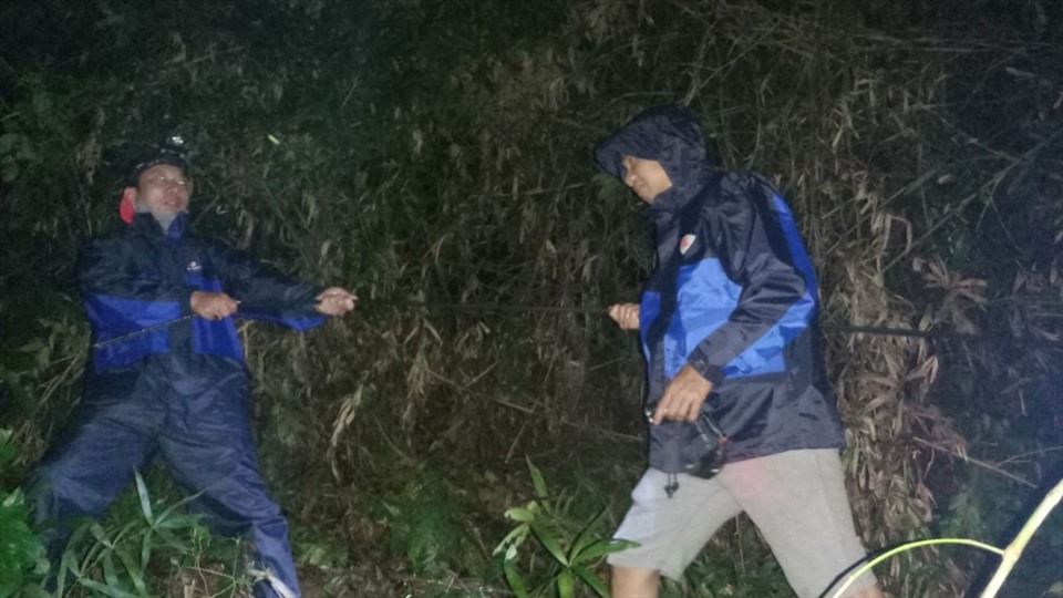 Nhân viên VNPT trắng đêm khắc phục sự cố trong bão số 9