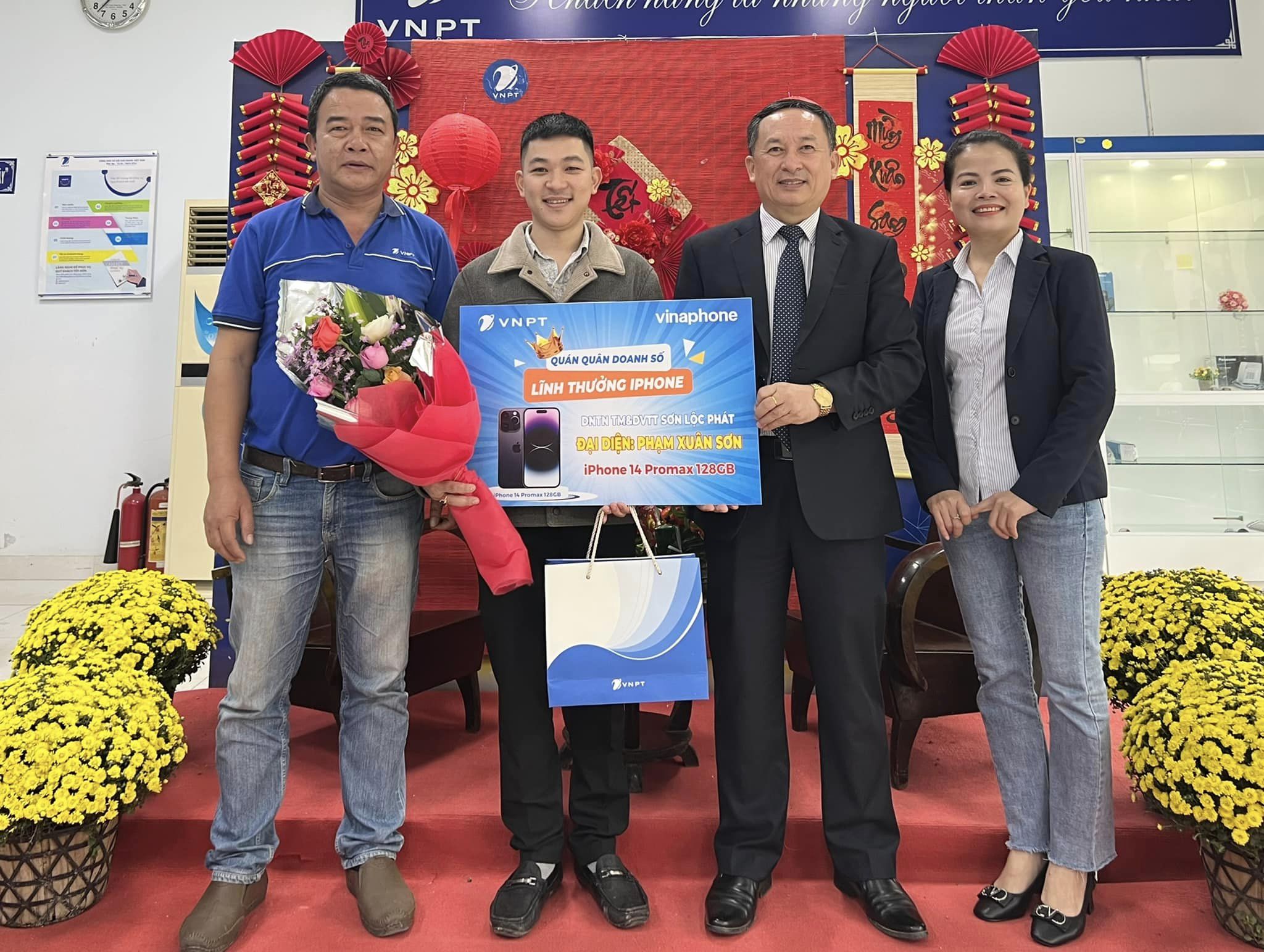 VinaPhone trao thưởng iPhone 14 Pro Max cho Điểm bán xuất sắc trên toàn quốc