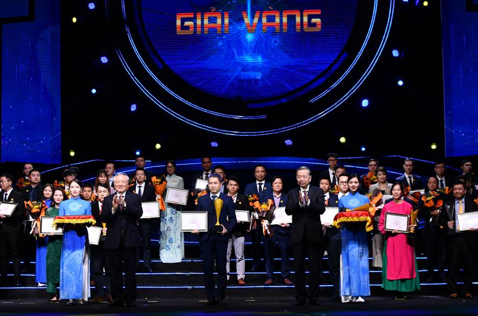 A group of people on stage

AI-generated content may be incorrect.