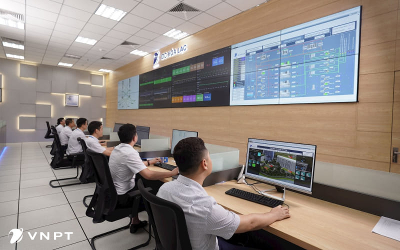 Trung tâm dữ liệu có đội kỹ sư, chuyên gia mạng, chuyên gia hệ thống túc trực 24/7