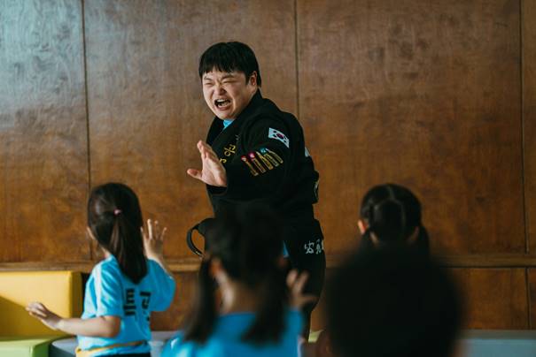 Ảnh có chứa Mặt người, trang phục, người, trong nhà

Nội dung do AI tạo ra có thể không chính xác.