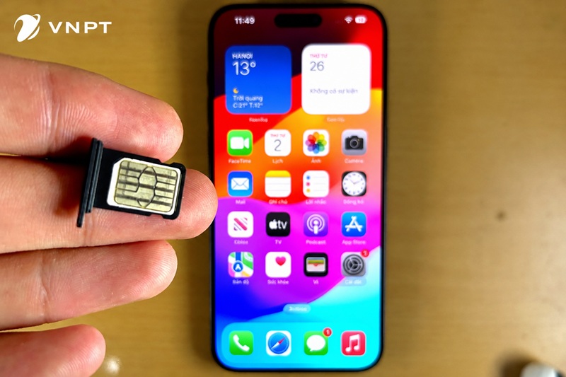 iPhone 15 Pro Max dùng được cả 2 SIM (Nano SIM và eSIM)