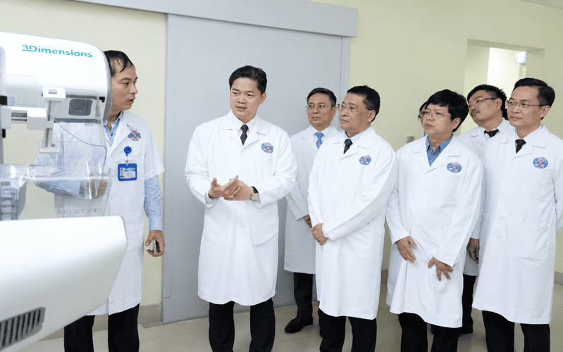 Thứ trưởng thường trực Bộ Y tế Vũ Mạnh Hà và các đại biểu tham quan thiết bị mới tại Bệnh viện K (Ảnh: Trần Hà, Báo Lao Động)