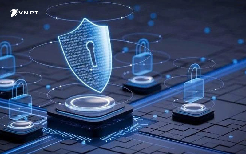 Điểm khác biệt không nằm ở mô hình nào có nhiều tính năng bảo mật hơn, mà ở quyền kiểm soát dữ liệu và khả năng áp dụng chính sách bảo mật riêng