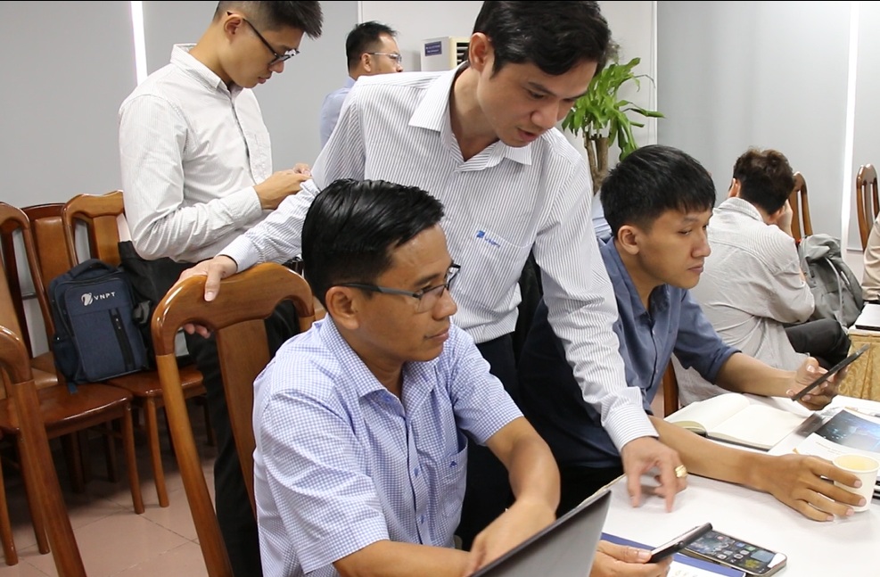 VNPT phối hợp VCCI tổ chức đào tạo Hợp đồng điện tử và hỗ trợ cài đặt SmartCA tại TP. Hồ Chí Minh