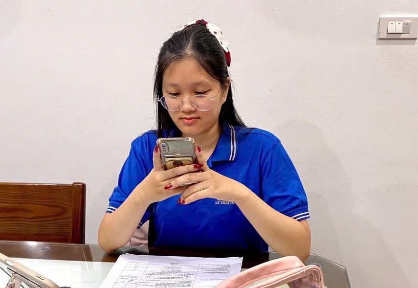 Năm học mới và những “lớp học” trong chiếc điện thoại
